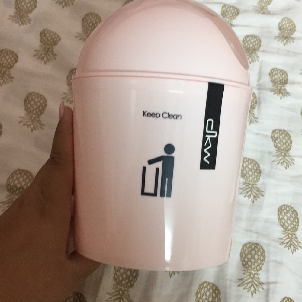 Very chic mini trash can